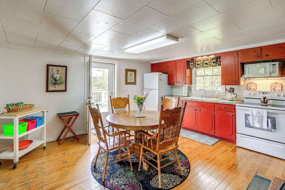 Near Blue Ridge Parkway: Galax Home w/ Mtn Views!