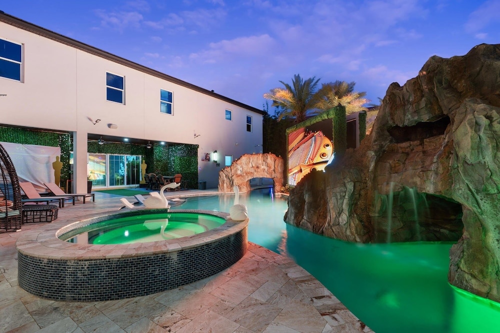 20 Bedroom Hollywood Themed Mansion Private Pool+Lazy River 20 Home