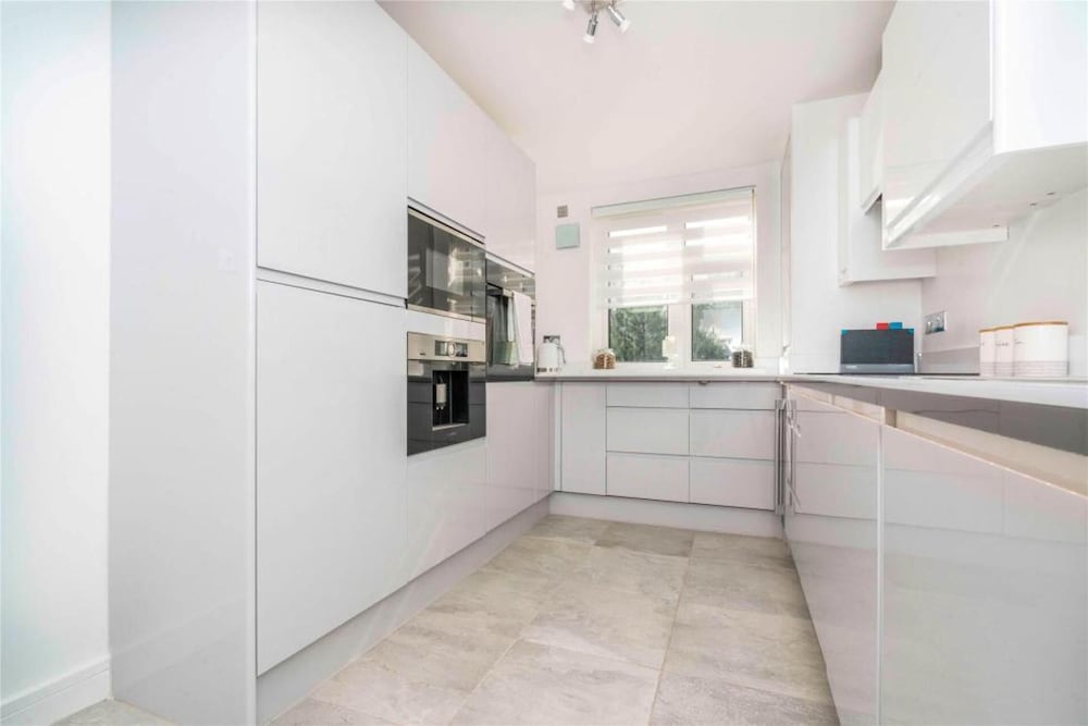 Impeccable 2-bed Apartment Close to City Centre view 3