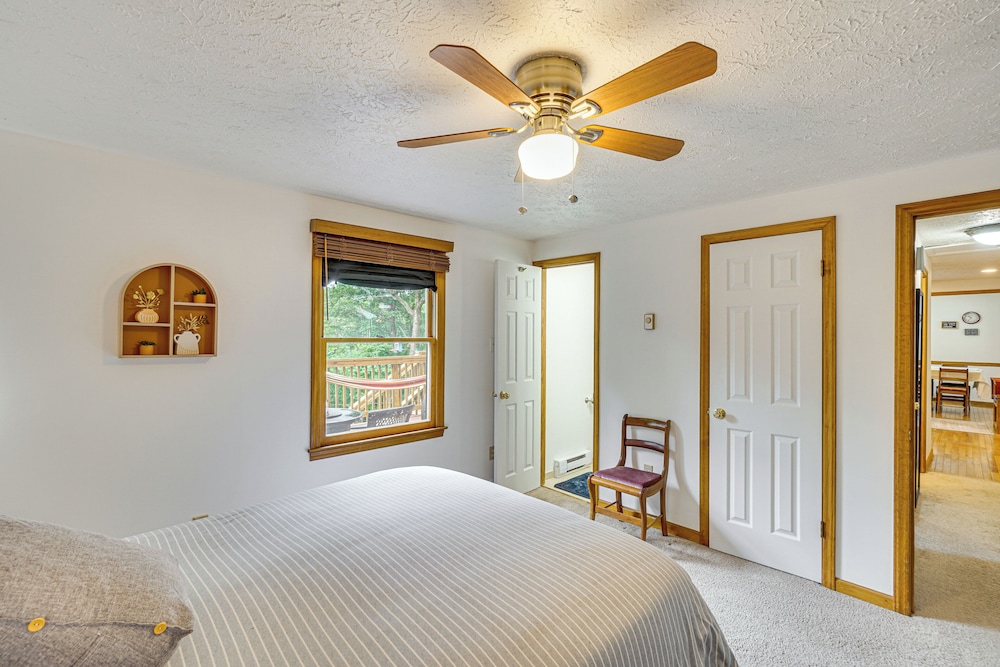 5 Mi to Harpers Ferry Nhp: Quiet Home w/ Deck