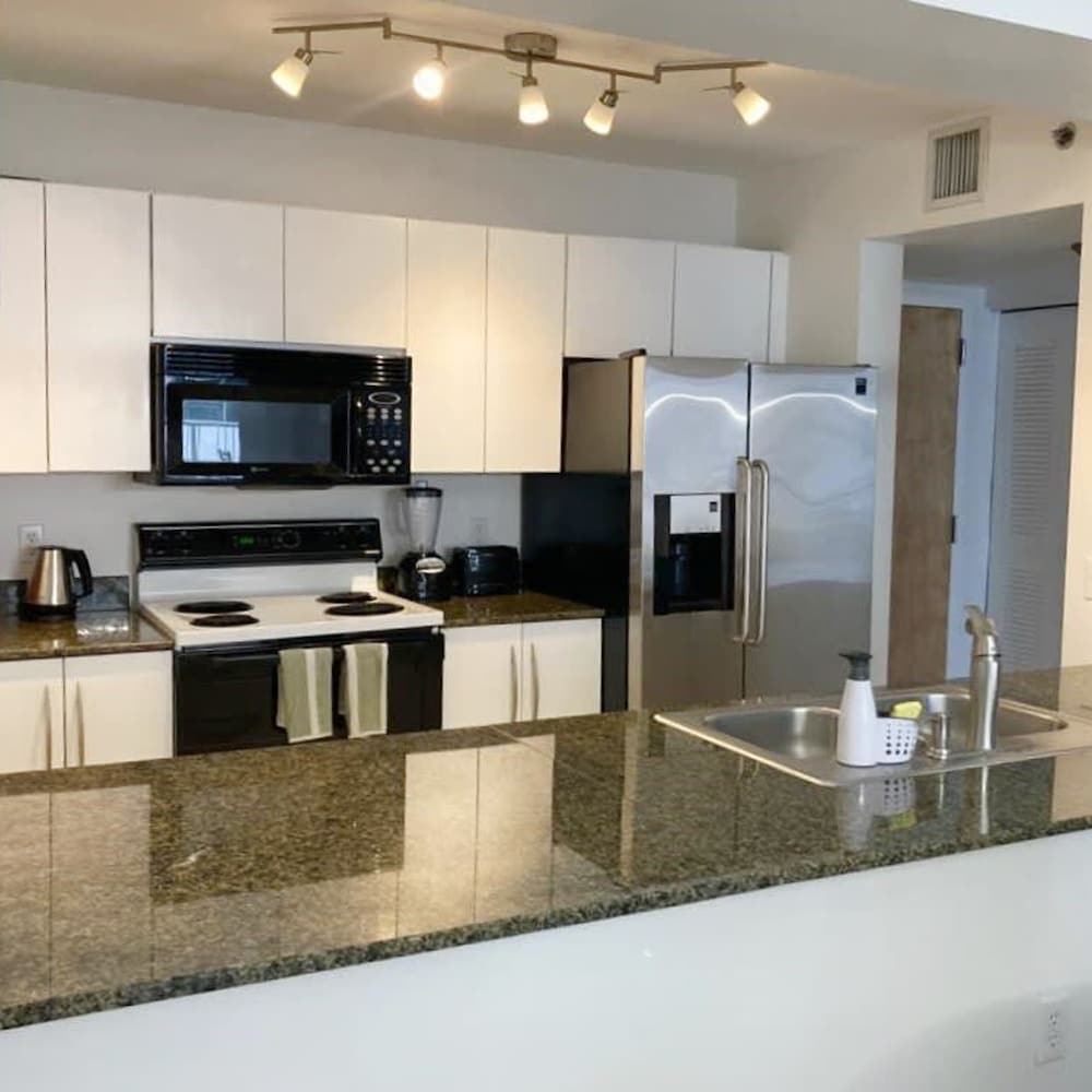 Modern 1-br Condo in Upscale Brickell Locale