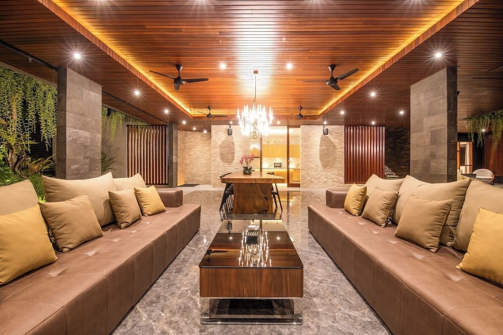 Exquisite 5BR Villa: Premier Luxury in Seminyak