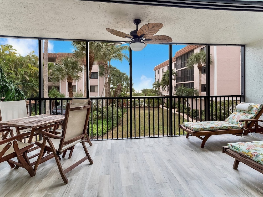 Shorewood Condos by Dream Vacation Rentals