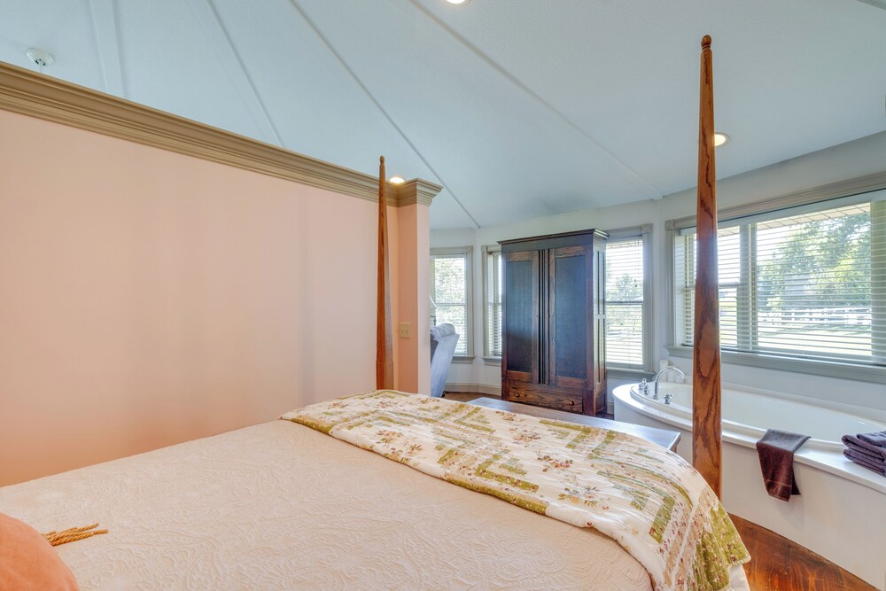 Millersburg Getaway w/ Amish Country Views!
