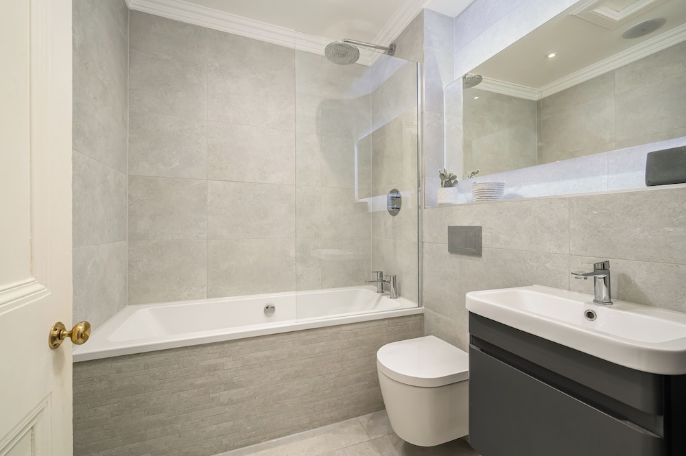 Elegant 3-Bedroom Flat in West End