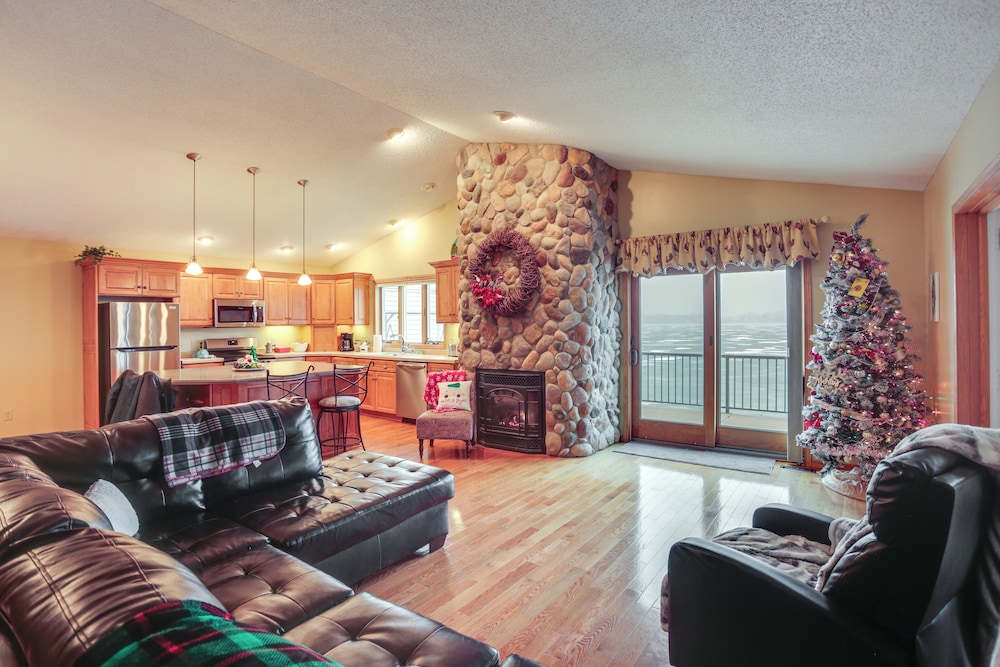 Hot Tub + Fireplace: Cozy Home on Howard Lake!