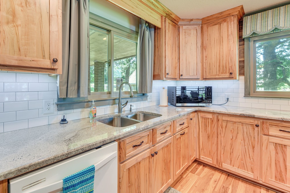 On Lake Tillery: Spacious Home w/ Screened Porch!
