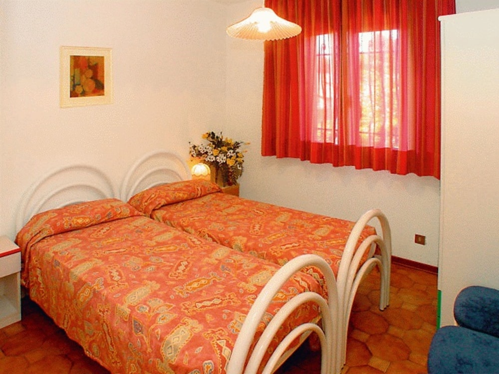 3 Room Flat With Wi-fi and Private Patio in a Green Area of Lignano Sabbiadoro