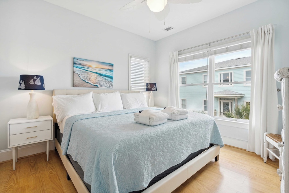 Oceanfront w/ Pool, Panoramic Deck Views, 5bdr Folly Ocean Breeze by Avantstay
