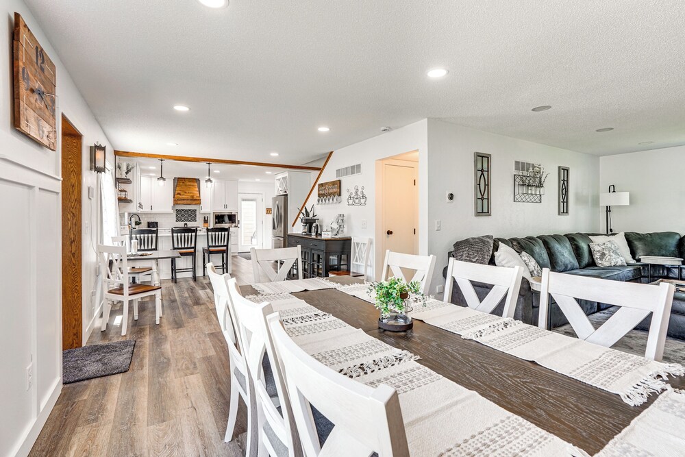 15 Mi to Downtown Sioux Falls: Gem w/ Yard!