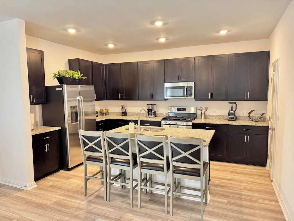 Modern 4BR New Home w Luxury Touches
