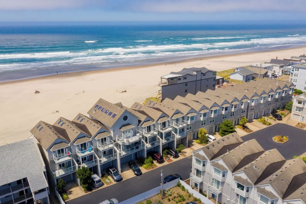 Moonlight by Avantstay Modern Home w/ Views & Direct Access to Rockaway Beach