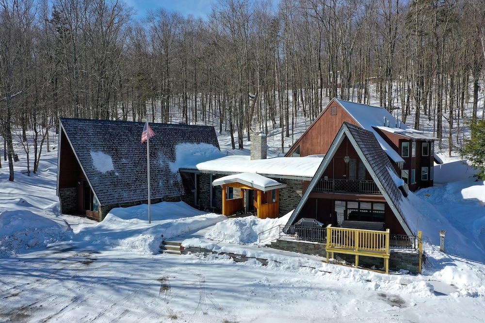 Rent An Inn! Takeover The Birch Ridge W/ Your Group. Mountain Lodge: 11 Rooms, Bar, Fireplace. 28ppl 11 Bedroom Home