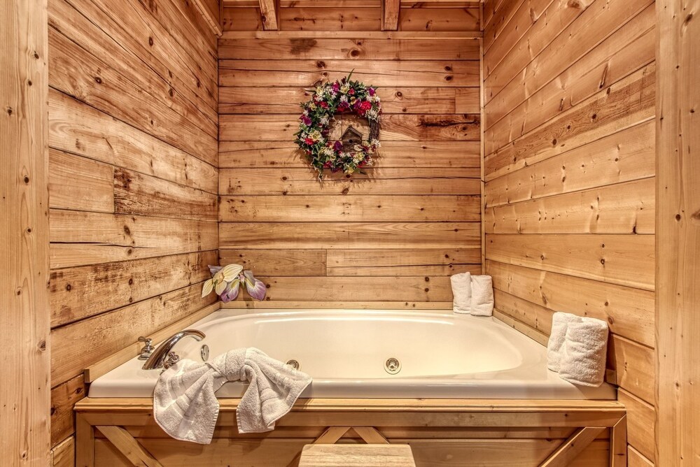 Er259- Country Charm Great Location, Close To Town 2 Bedroom Cabin by RedAwning view 4