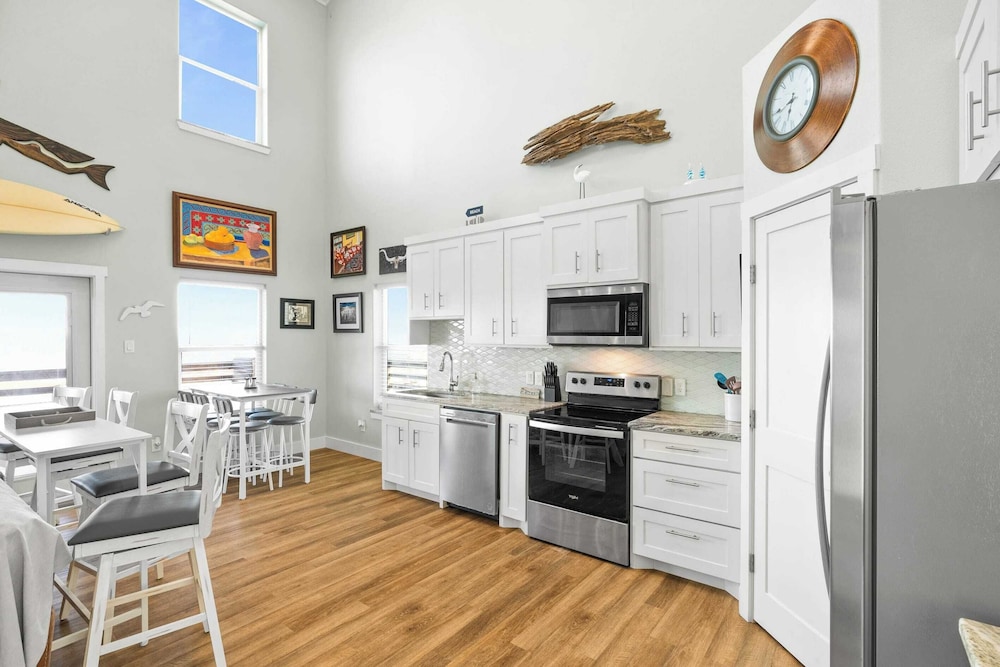Laguna Sunrise Water Views, Private Pool + Minutes to Padre Island & Beaches