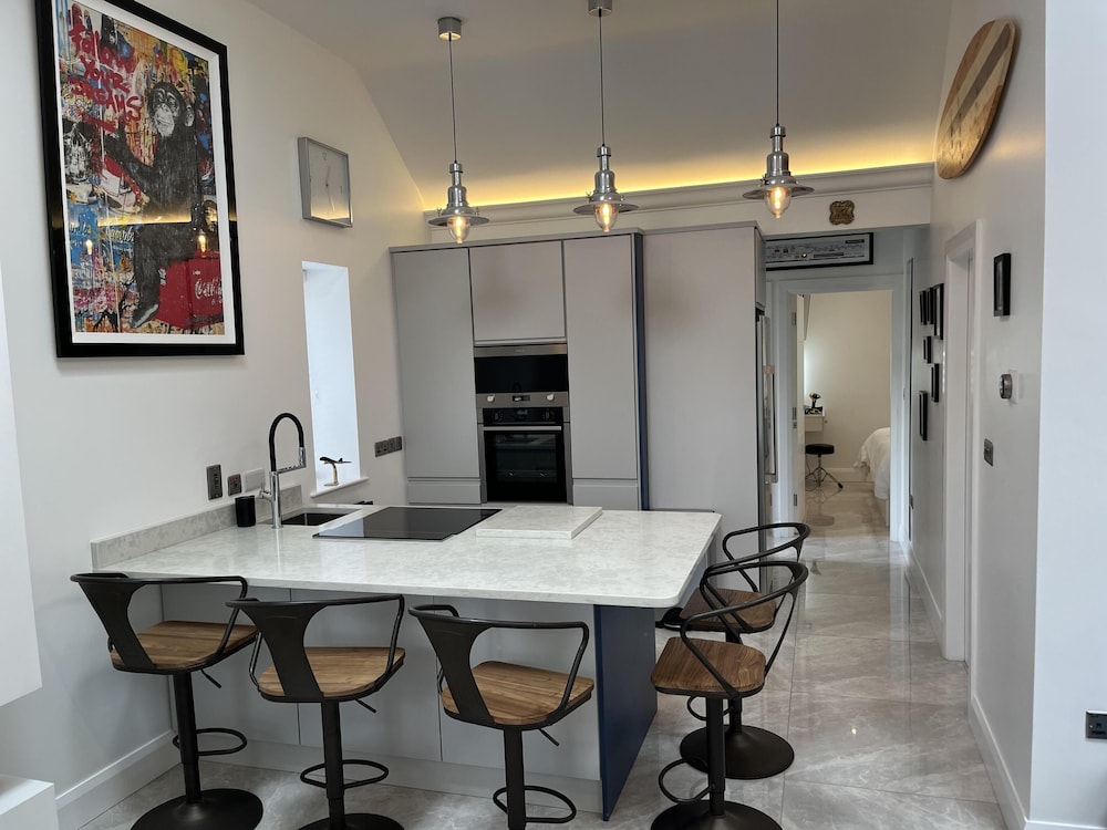 2 Bedrooms - 5 Guests - Fireplace - Near Beach