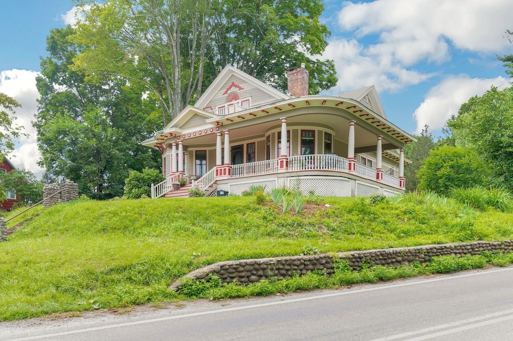 Spacious Victorian Home With Mountain Views And Lots Of Fun Extras!! 5 Bedroom Farmhouse by Redawning - Property Image 20