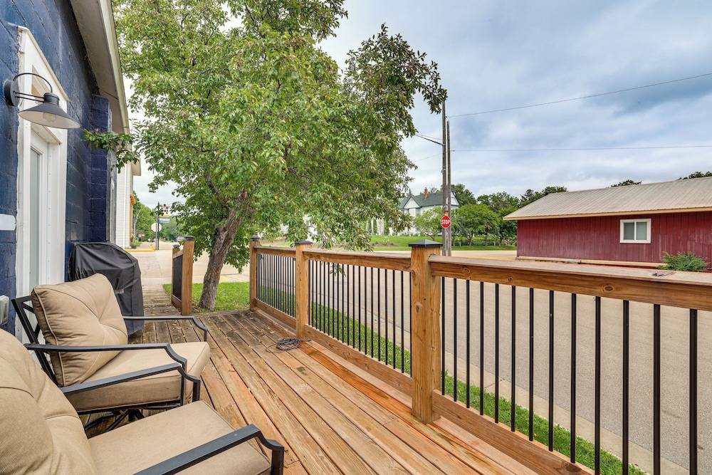 Steps to Marina & Beach: Couples Cottage in Pepin