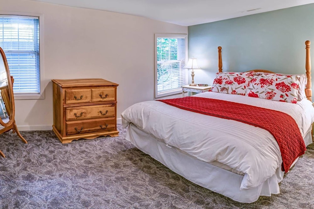 Oak Tower Townhouse-1.5 Blocks to OSF view 2