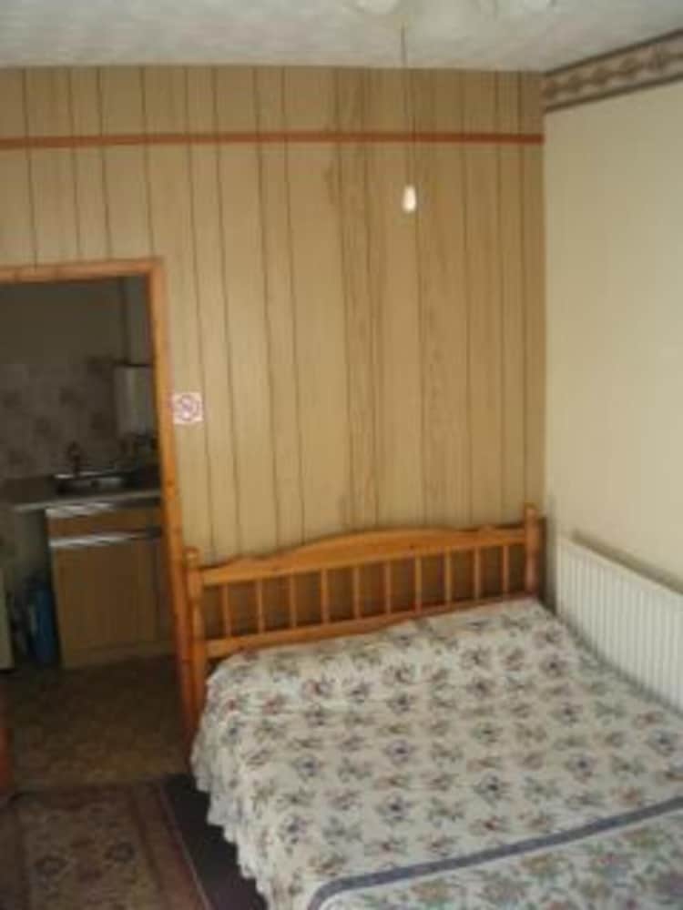 Flat - Sleeps 2 & Parking Available view 4