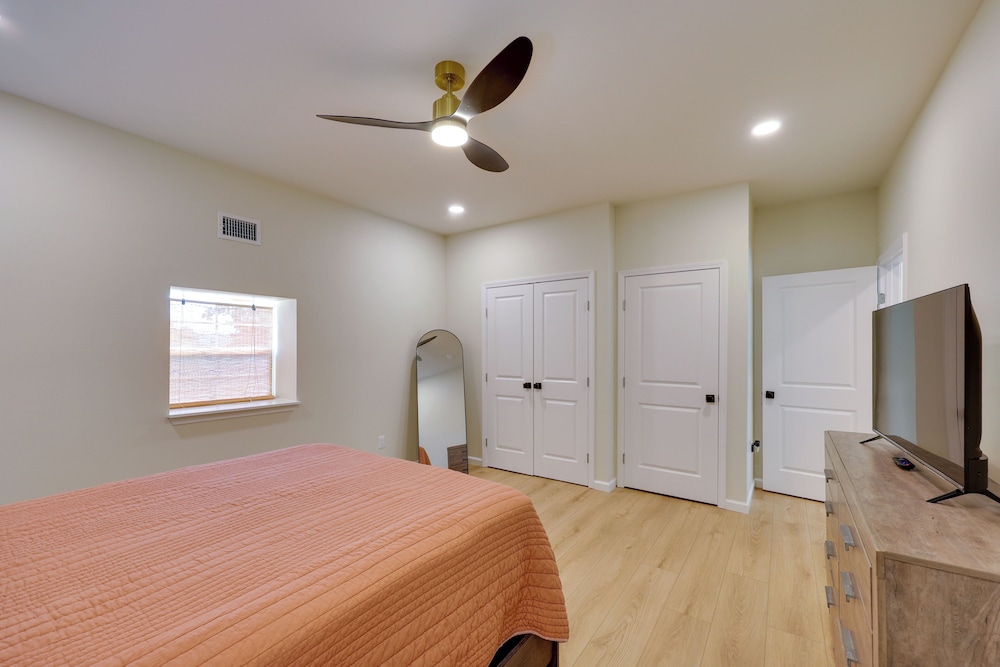 Duplex w/ Furnished Patio Near Lake Ouachita!