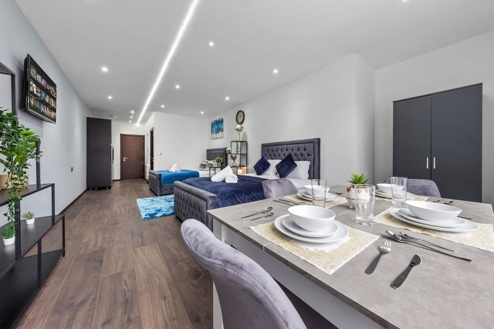 Modern Spacious Sleeps 4 Studio Golders Green