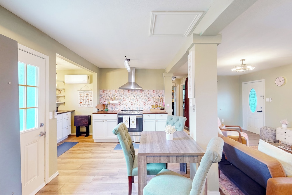 2BR Countryside Charmer w/ Fire Pit & W & D