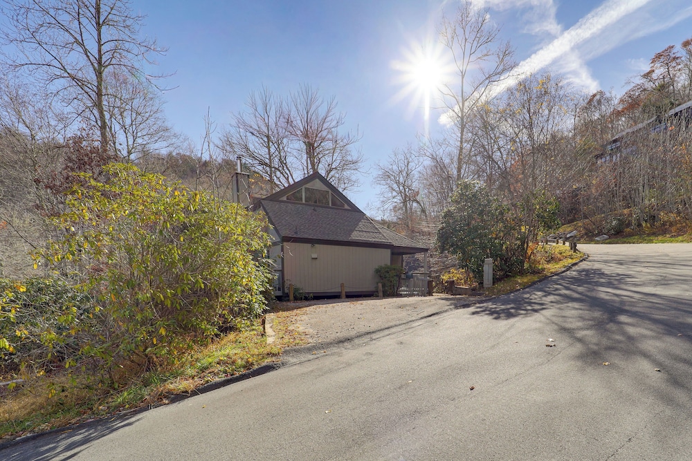 1/4 Mi to Skiing & Golf! Sugar Mountain Getaway