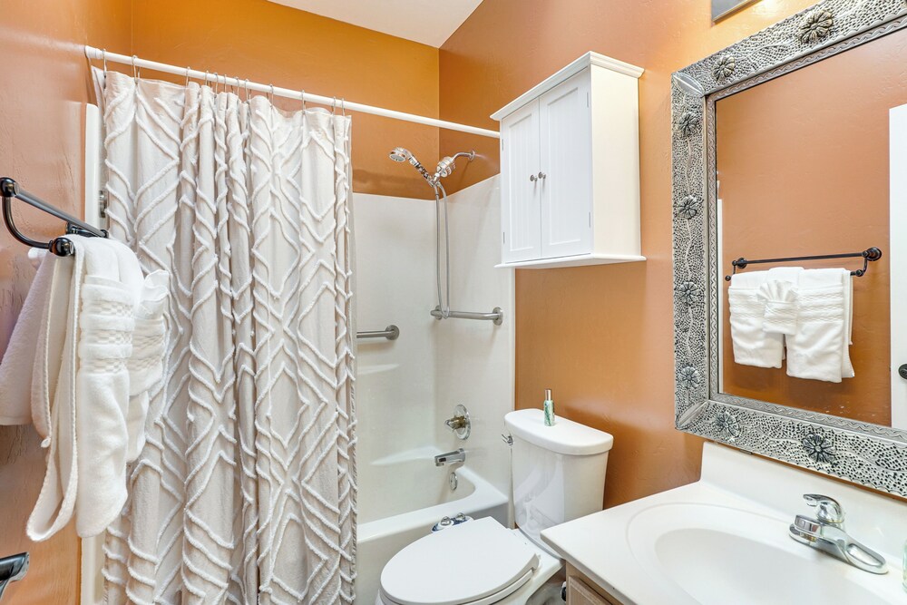 Mtn-view Oasis w/ Pool Access in Green Valley!