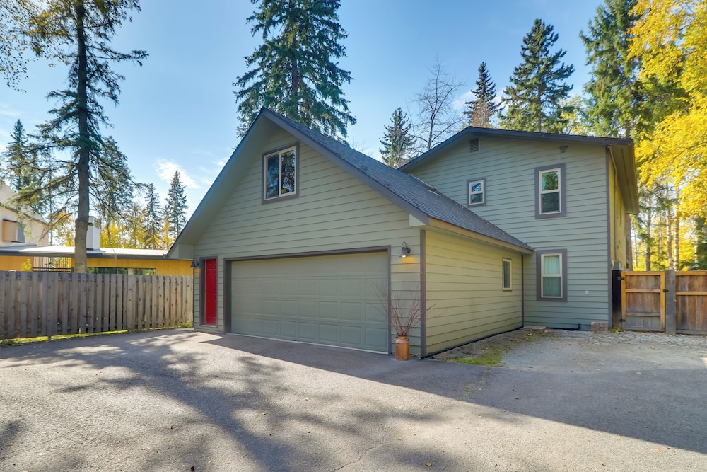 5 Mi to Whitefish Resort: Getaway w/ Shared Patio