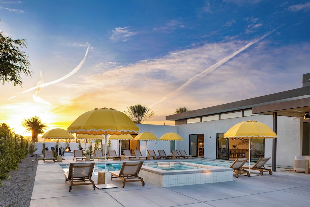 Sleeps 34 2 Villas, Pool, Pickleball + Bocce Polo Villas Elara by Avantstay