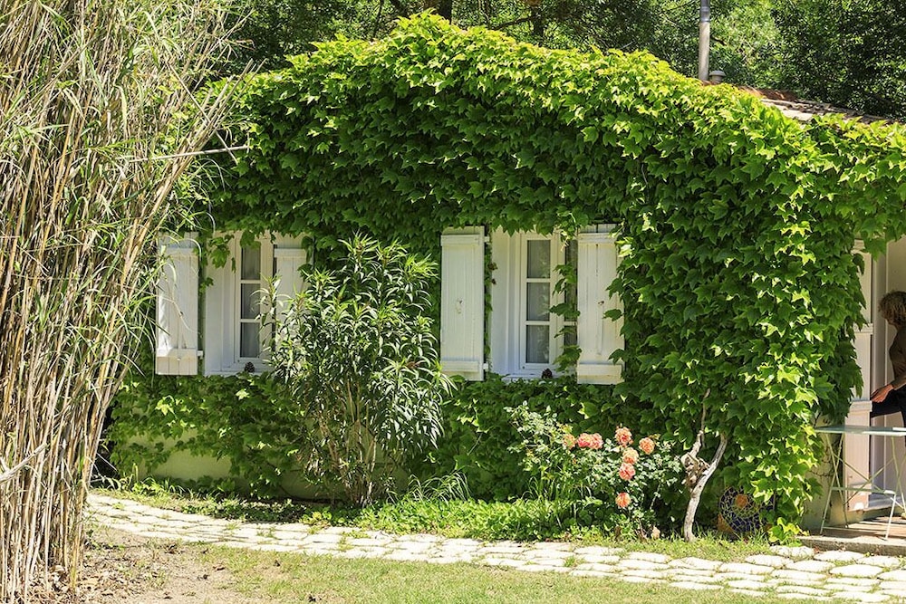 Domaine de Rhodes - Locations de Vacances / Vacation Rentals
