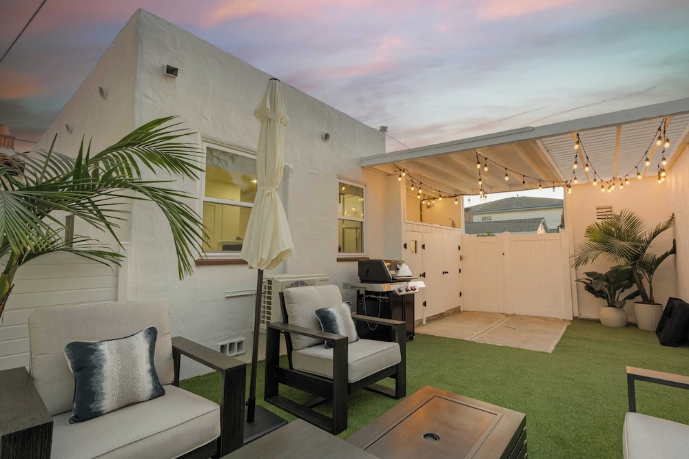 La Jolla Stay w/ Firepit & Walk to Beach Arenas