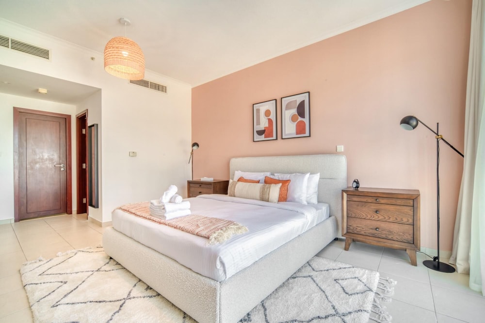 Urban Chic Downtown Apt w Dubai Fountain Views