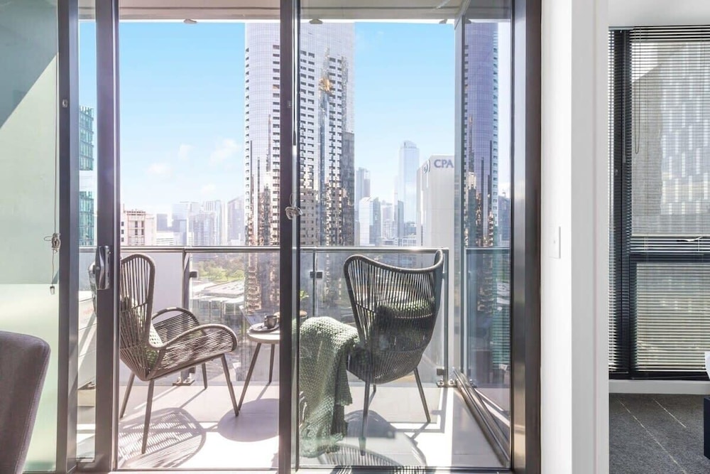 A Modern 2BR Apt With City Views, Free Parking