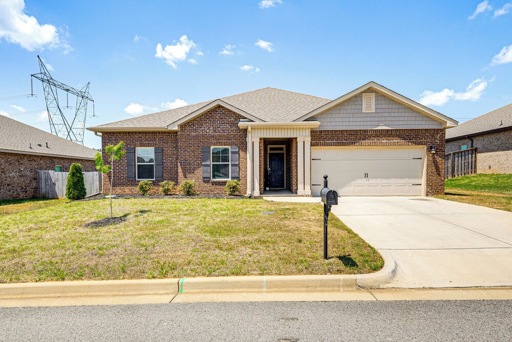 5 Mi to The Square: Athens Home w/ Pool Access!