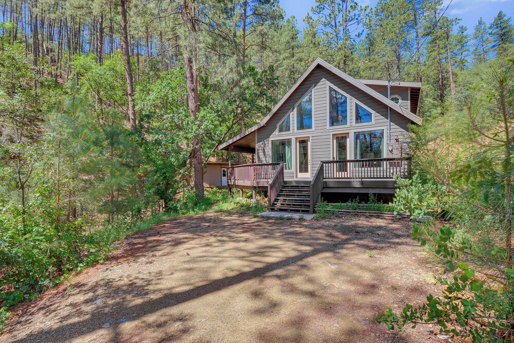6 Mi to Mt Union: Peaceful Cabin w/ Deck
