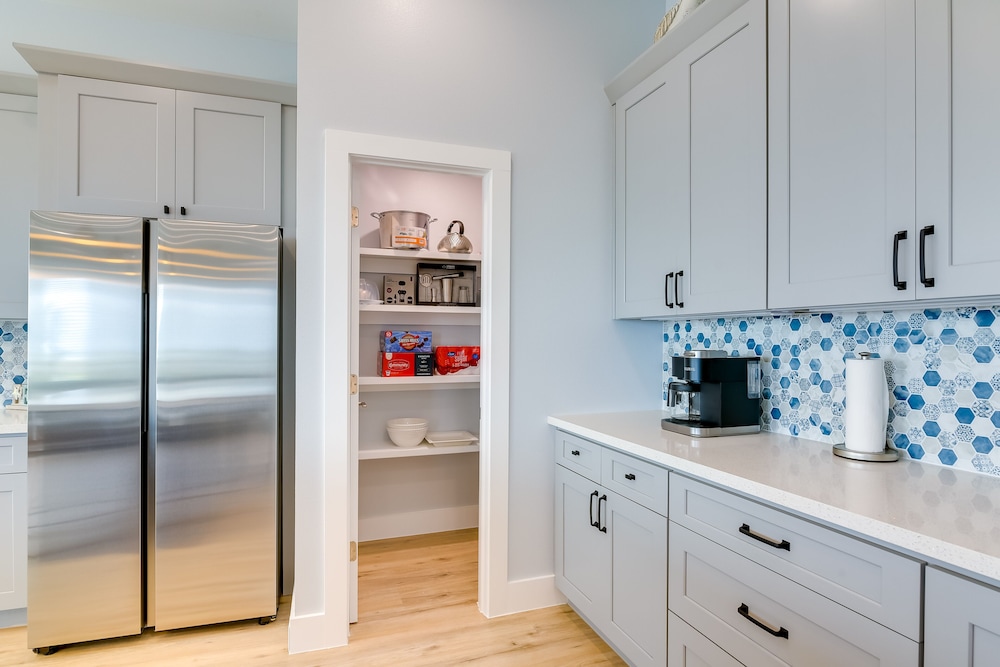 Steps to Beach: Vibrant House in Galveston!