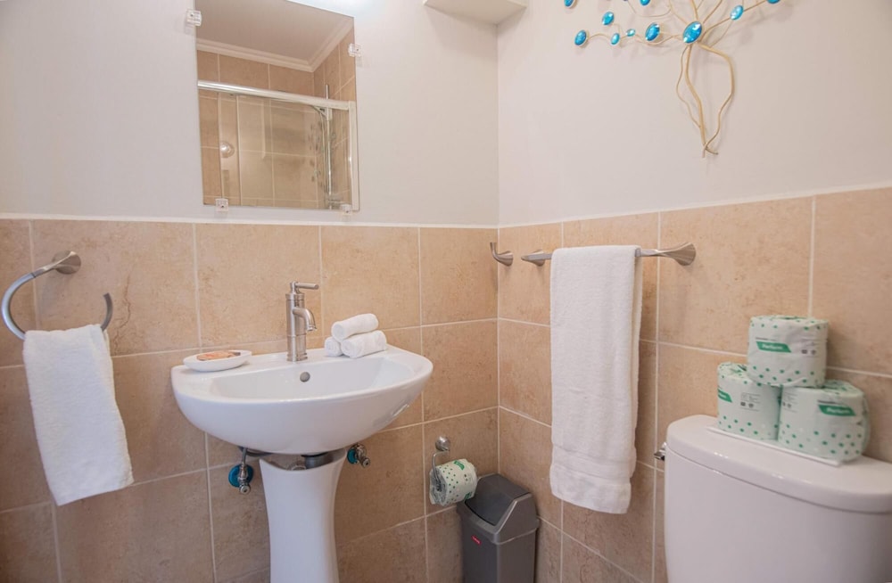 2BR 3BA GYM Pools 24 7 Security Restaurant