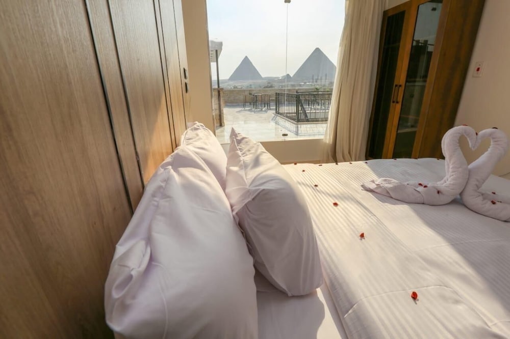 Point Pyramids View Inn