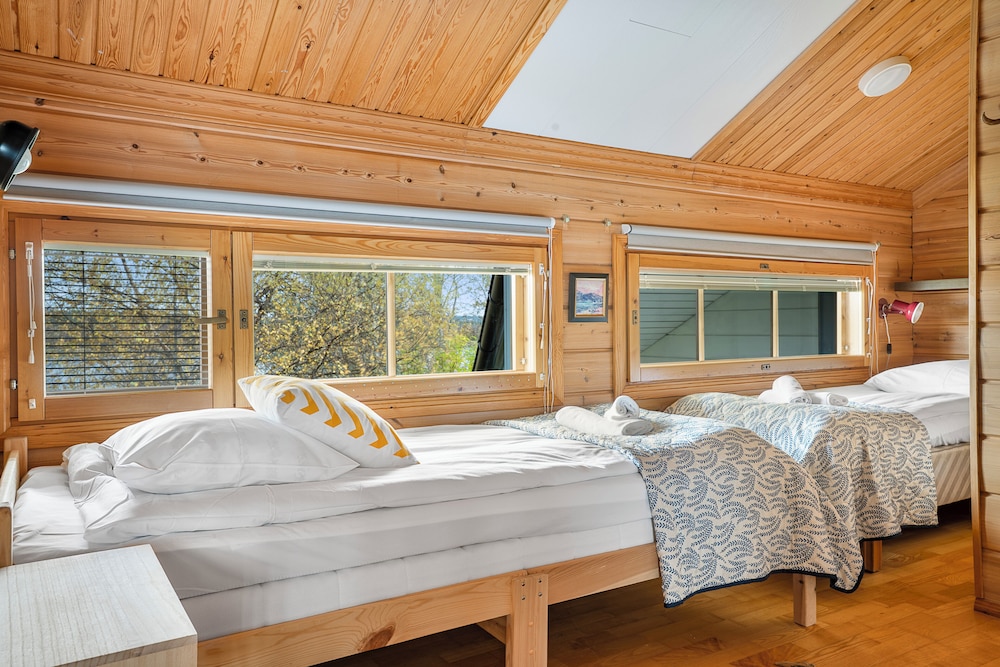 Cozy 3BR Riverside House with Sauna