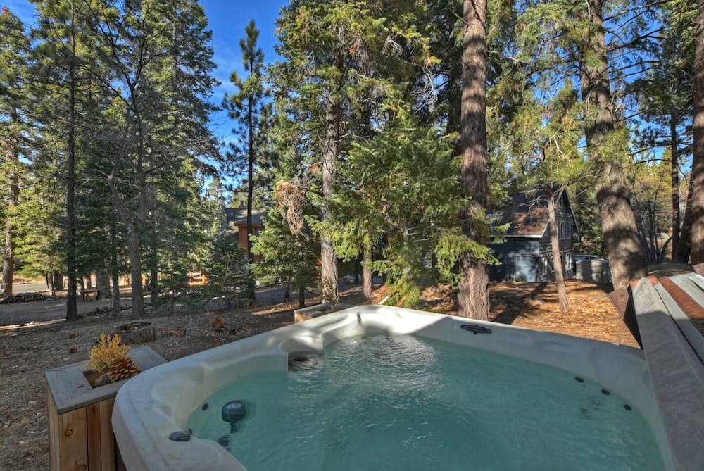 Peaceful Sunshine Chalet with Hot Tub