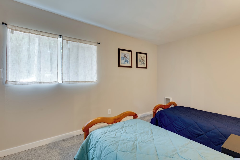 Walk to Main Avenue: Cozy Unit in Warrenton