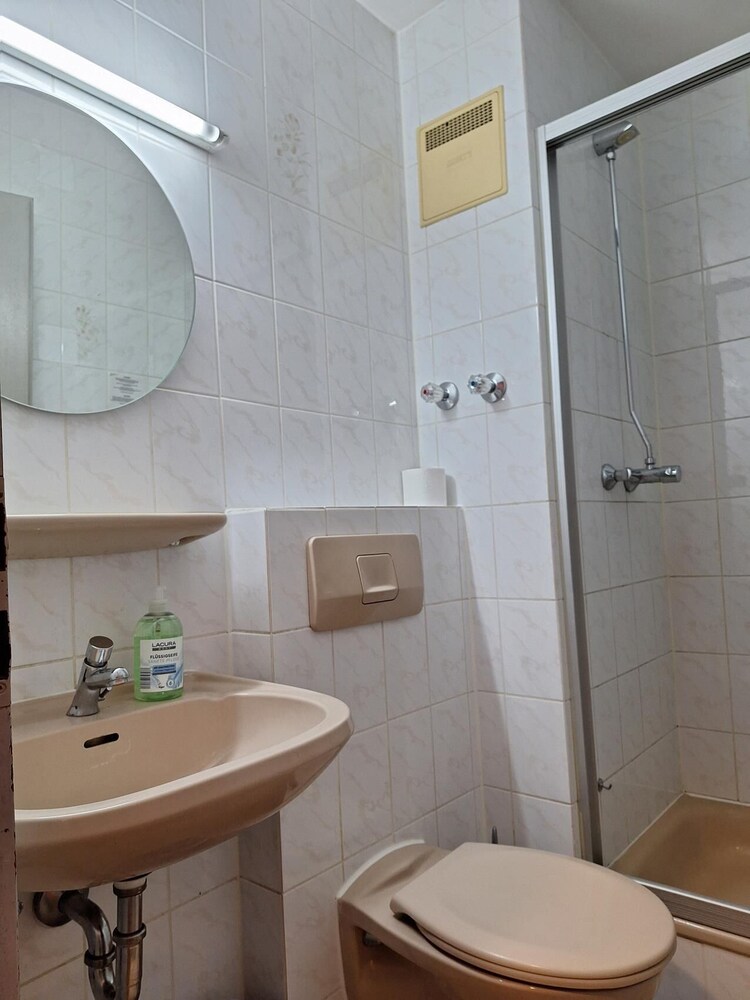 2-Rent Group Hostel Rooms AUB162