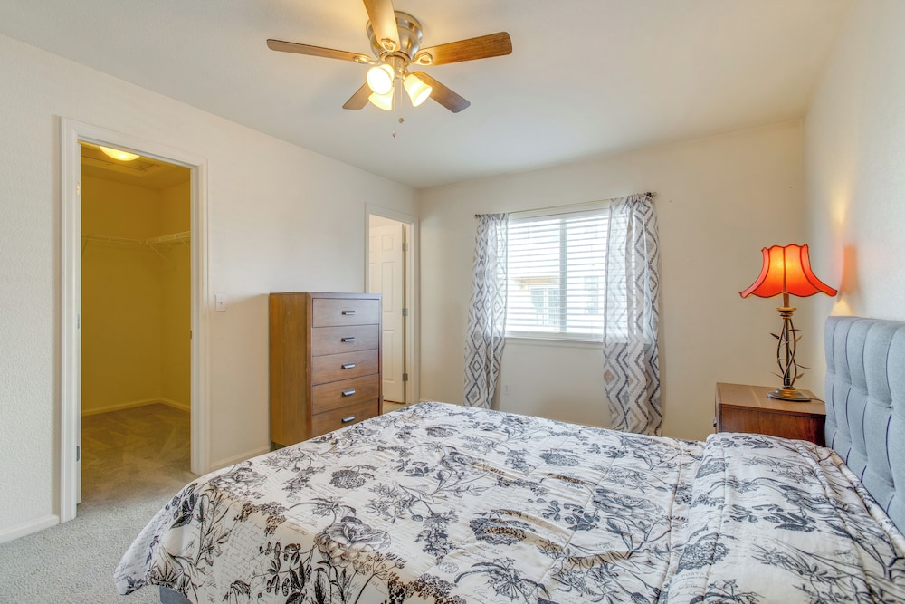 16 Mi to Dtwn Denver: Cozy Townhome w/ Patio!