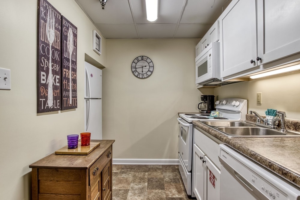 Gatlinburg Towers Condo Unit 501 - Great Location! Close To Town! 3 Bedroom Condo by RedAwning view 4