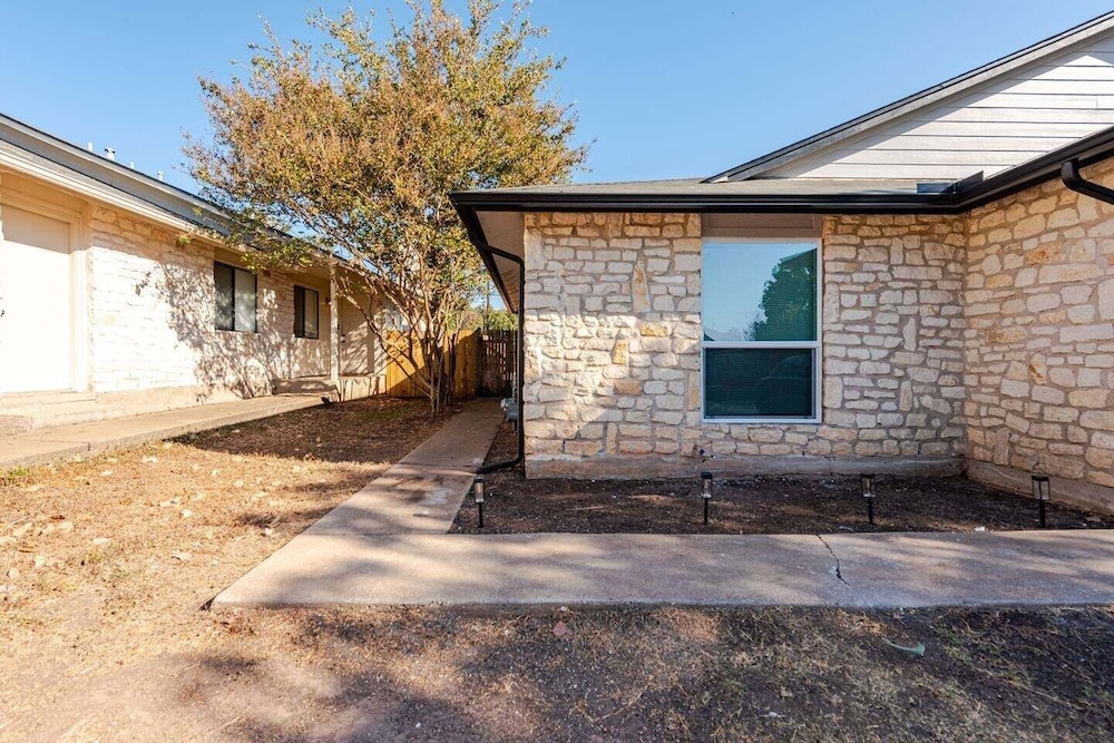 Modern 3br Townhouse Near Brushy Creek 3 Bedroom Duplex