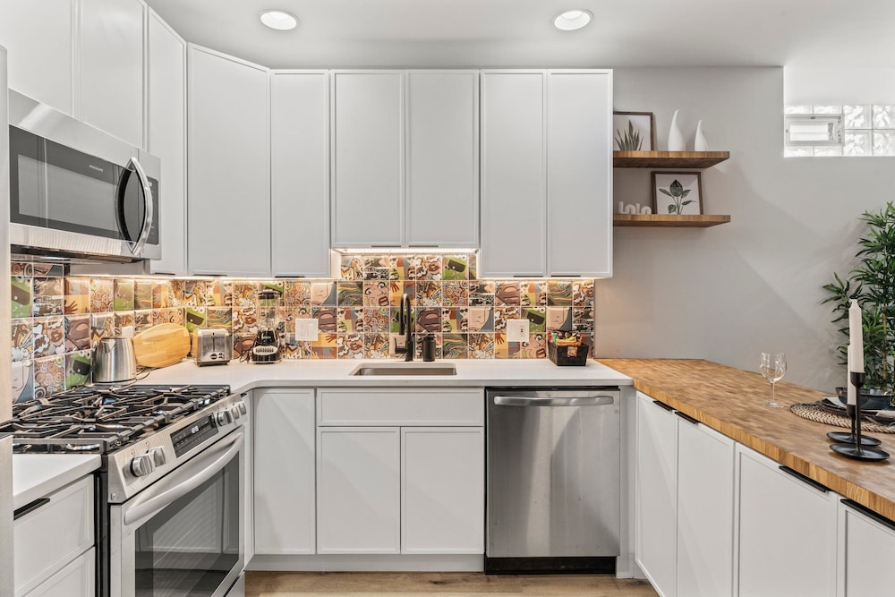 Old City 2 BR Near Historic Sites
