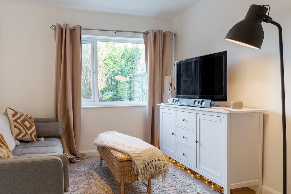 Modern 2BD with Garden in Main Tetbury view 4