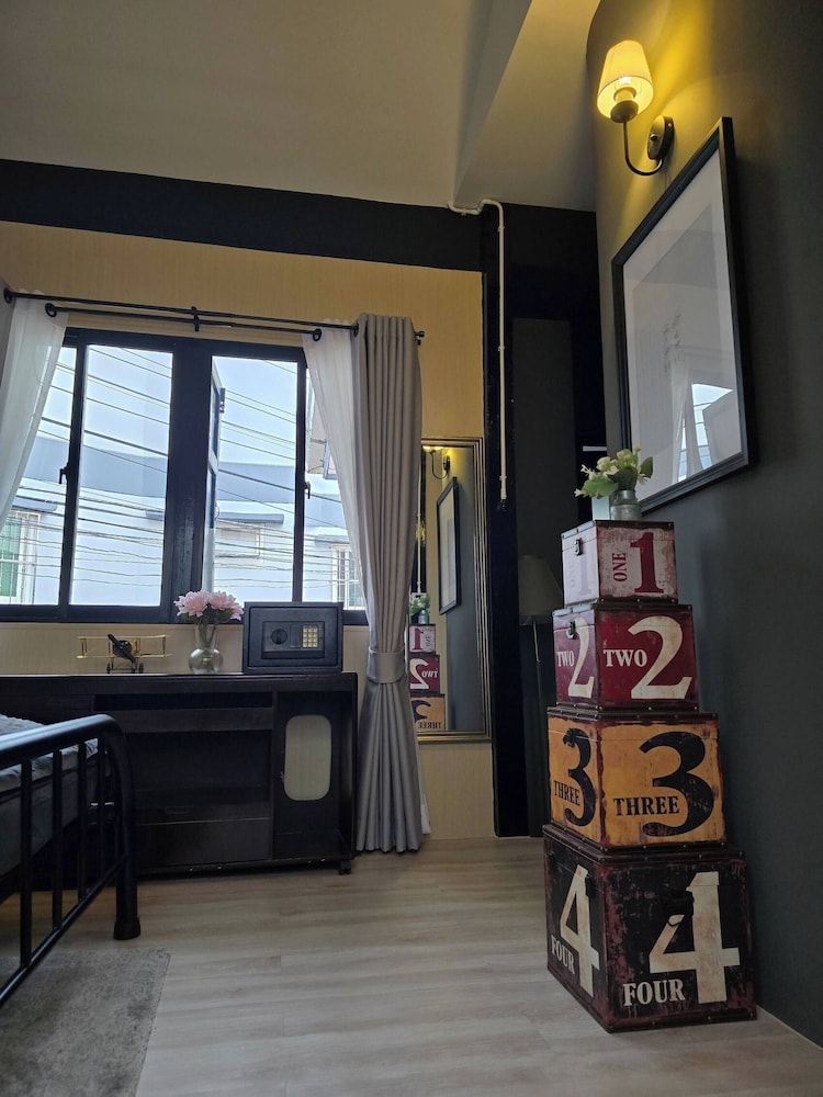 Homey Home UP Themed Near MRT Samyot